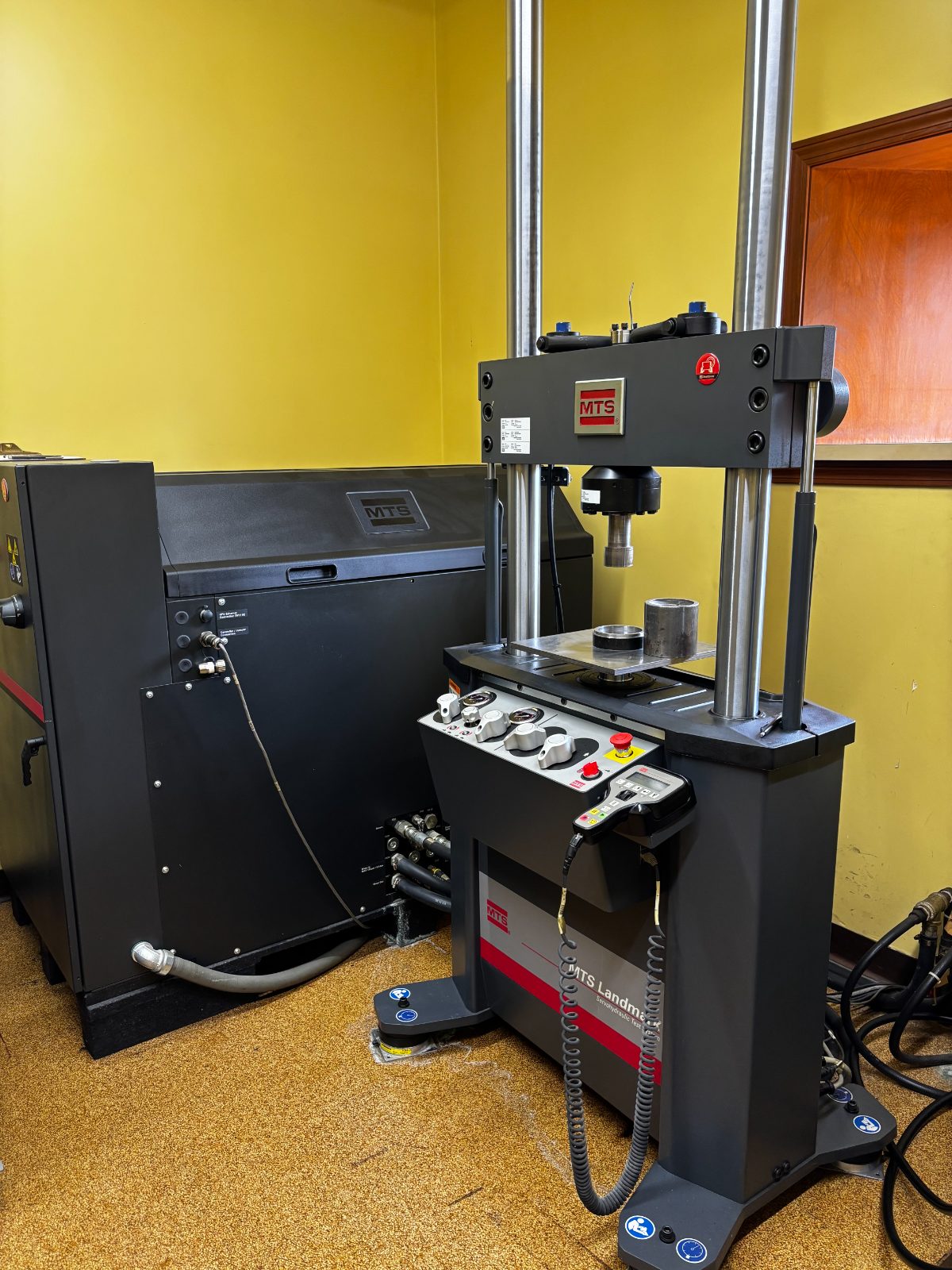 MTS Model 830 Elastomer Test System, 3.3 kip